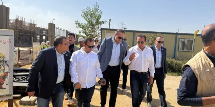 على هامش زيارة رئيس مجلس الوزراء لمحافظة السويس.. وزير الصحة يتفقد مشروع إنشاء مستشفى العين السخنة للطوارئ  