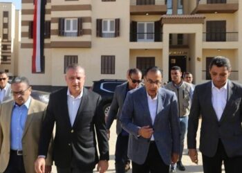 السويس ..رئيس الوزراء يسلم عددا من عقود الوحدات السكنية”داره” بالسويس