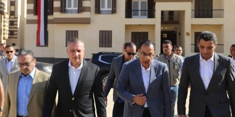السويس ..رئيس الوزراء يسلم عددا من عقود الوحدات السكنية”داره” بالسويس