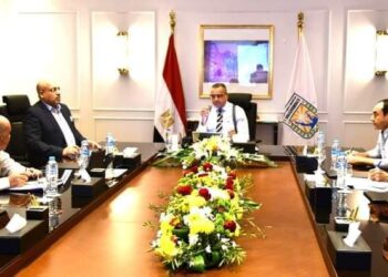 مبارك : يبحث مع رئيس الإدارة المركزية للاستثمار سبل تعزيز الفرص الاستثمارية بالمحافظة