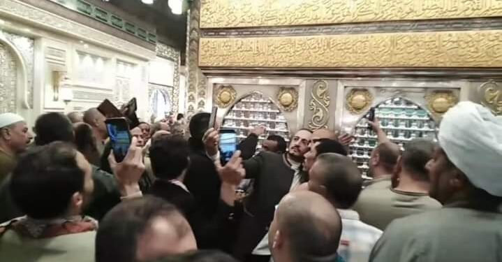 مصر تتلألأ والآلاف يحتفلون بالليلة الختامية لمولد الإمام الحسين وسط فرحة عارمة وموده لسبط النبي