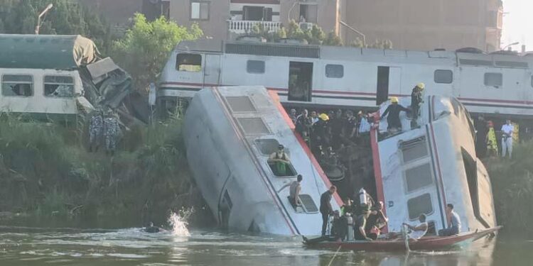 “كارثة تصادم قطار في مصر: تفاصيل صادمة وتحرك عاجل من المسؤولين”