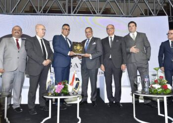 رئيس الاتحاد العربي للإعلام السياحي يهدي “درع الرافدين ” لمحافظ جنوب سيناء في احتفالية “افاسو