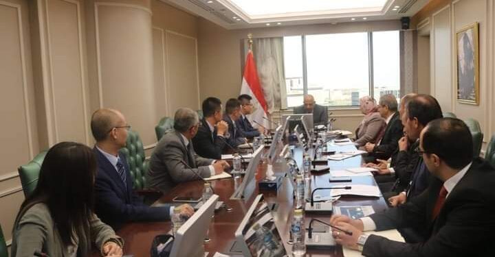 وزير الكهرباء والطاقة المتجددة يبحث مع شركة هواوي الصينية توطين صناعة المهمات ووسائل الاتصال 