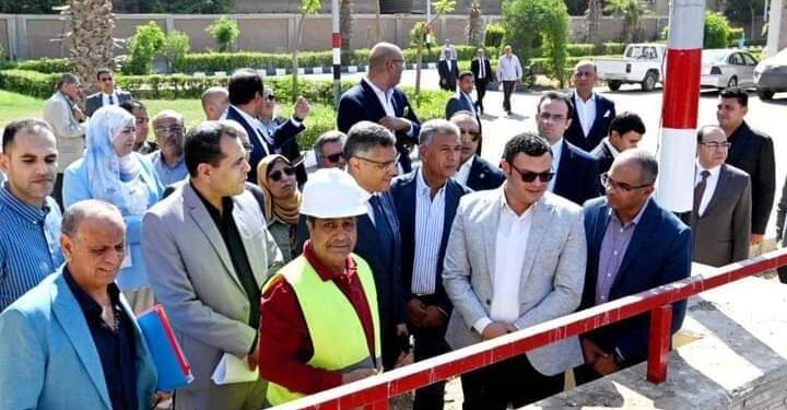 وزير الإسكان ومحافظ الجيزة يقومان بزيارة مفاجئة لمتابعة سير العمل بمحطة رفع صرف صحى الهرم الحلزونية