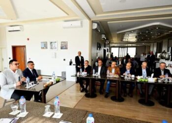 وزير الإسكان ومحافظ الجيزة يعقدان اجتماعاً بالمنطقة المحيطة بالأهرامات لاستعراض مخطط تطويرها