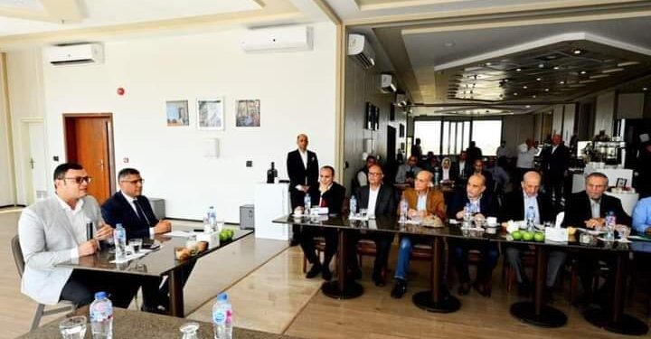 وزير الإسكان ومحافظ الجيزة يعقدان اجتماعاً بالمنطقة المحيطة بالأهرامات لاستعراض مخطط تطويرها