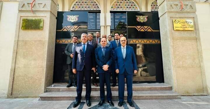 “وزير الخارجية اليمني” يزور سفارة بلاده لدى القاهرة والمندوبية الدائمة لدى جامعة الدول العربية