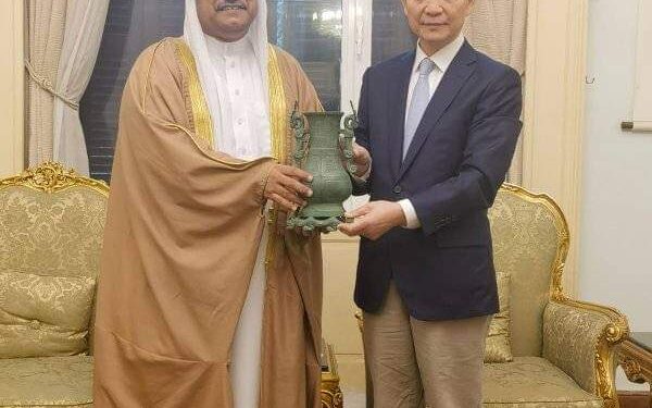 سفير الصين بالقاهرة يكرم “العسومي” ويقدم له الشكر على دوره في تعزيز العلاقات العربية الصينية