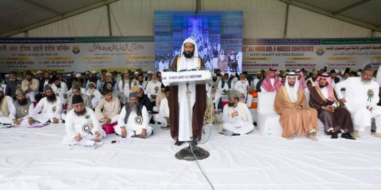 إمام الحرم النبوي يلقي كلمته في مؤتمر دور الأديان العالمية في صيانة الكرامة الانسانية بالهند
