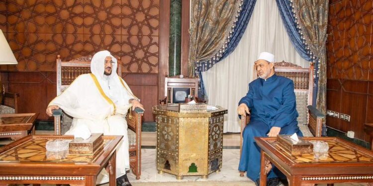وزير الشؤون الإسلامية يقدم واجب العزاء لفضيلة شيخ الأزهر في وفاة شقيقته