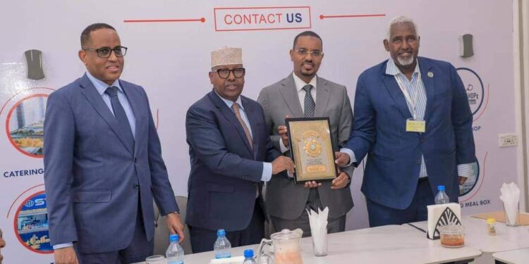 وزير الخارجية الصومالي يكرم وزير الدولة لشؤون العدل والدستور السفير إلياس شيخ أبوبكر