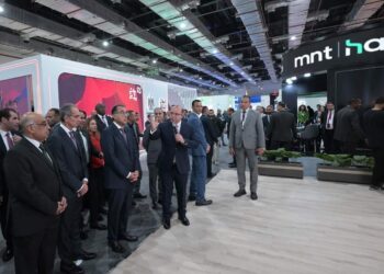 مدبولي يتفقد أجنحة البنك المركزي و”الرقابة المالية” و”آي سكور” بمعرض “Cairo ICT24”