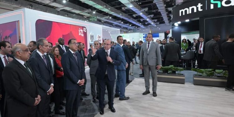مدبولي يتفقد أجنحة البنك المركزي و”الرقابة المالية” و”آي سكور” بمعرض “Cairo ICT24”