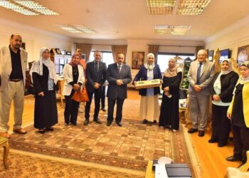 محافظ أسيوط يكافئ أطباء وأطقم تمريض بمستشفى الغنايم المركزي