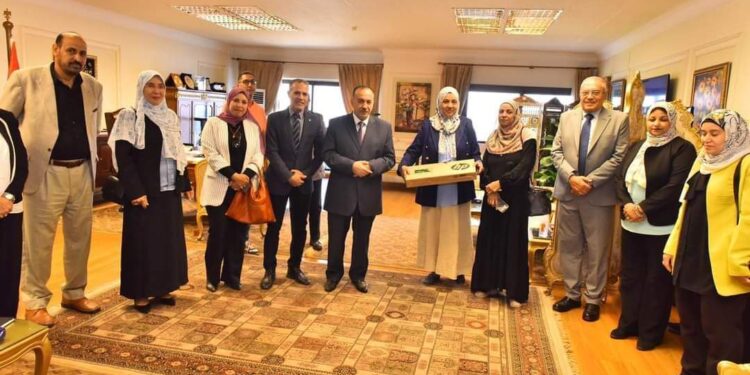 محافظ أسيوط يكافئ أطباء وأطقم تمريض بمستشفى الغنايم المركزي