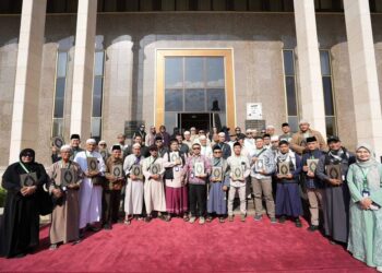 ضيوف المجموعة الأولى من برنامج خادم الحرمين يتجولون في مجمع الملك فهد لطباعة المصحف الشريف 