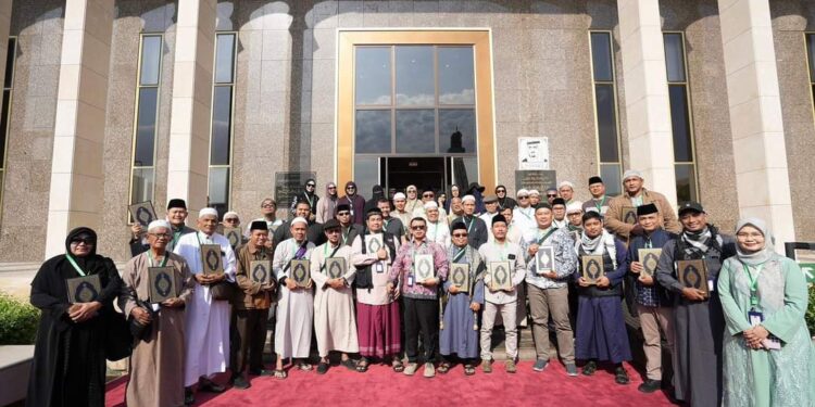 ضيوف المجموعة الأولى من برنامج خادم الحرمين يتجولون في مجمع الملك فهد لطباعة المصحف الشريف 