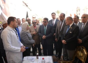 محافظ الدقهلية يتفقد القوافل الطبية المجانية بالمنطقة الصناعية بجمصه والطيبة بنبروه..