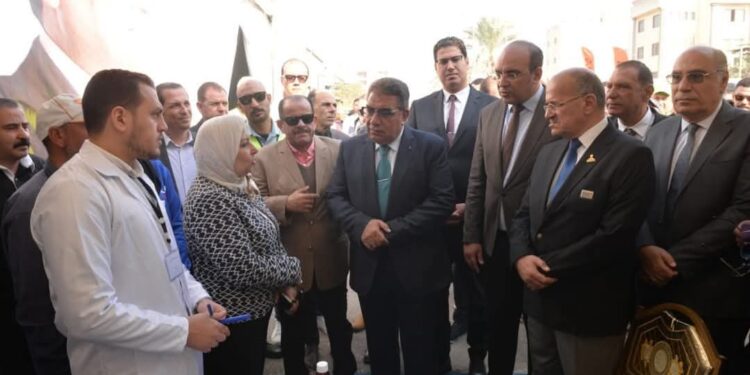 محافظ الدقهلية يتفقد القوافل الطبية المجانية بالمنطقة الصناعية بجمصه والطيبة بنبروه..