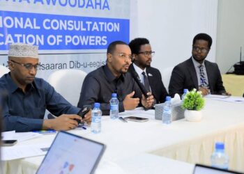 الوزير الياس شيخ عمر أبو بكر يترأس اجتماعًا استشاريًا دستوريًا لمراجعة الدستور