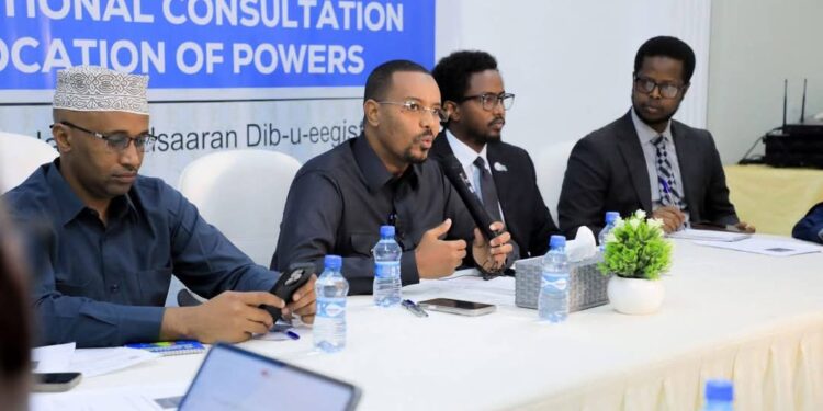 الوزير الياس شيخ عمر أبو بكر يترأس اجتماعًا استشاريًا دستوريًا لمراجعة الدستور