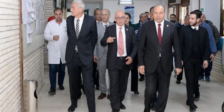 رئيس جامعة المنصورة يستقبل رئيس الهيئة المصرية للشراء الموحد والإمداد والتموين الطبي.