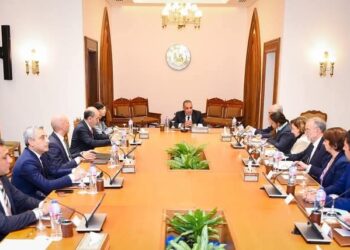 وزير الخارجية والهجرة يستقبل وفد من لجنة الشئون الخارجية بمجلس الشيوخ الفرنسي