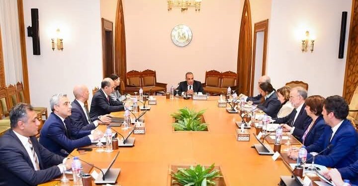 وزير الخارجية والهجرة يستقبل وفد من لجنة الشئون الخارجية بمجلس الشيوخ الفرنسي