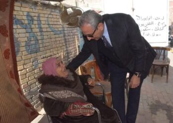 محافظ الغربية يرسم البسمة على وجه سيدة مسنّة