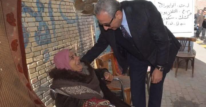 محافظ الغربية يرسم البسمة على وجه سيدة مسنّة