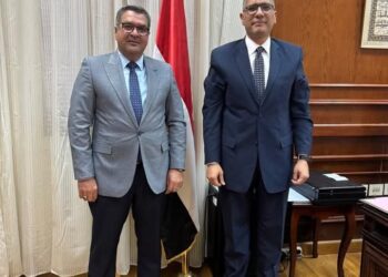 محافظ الجيزة يستقبل السكرتير العام والسكرتير المساعد الجدد في أول يوم عمل لهما