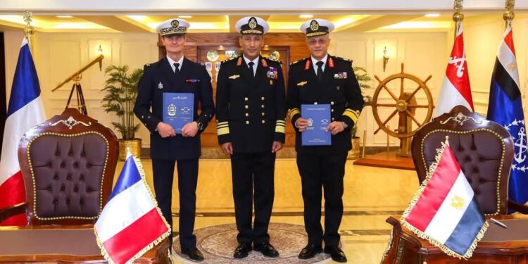 القوات البحرية توقع عقد إتفاق مع إدارة الهيدروجرافيا البحرية الفرنسية 