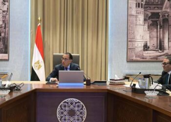 مدبولي يتابع مع رئيس الهيئة العامة للمنطقة الاقتصادية لقناة السويس عددا من ملفات العمل