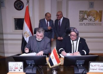 وزير الكهرباء ورئيس الهيئة العربية للتصنيع يشهدان توقيع عقد إنشاء مشروع مشترك للالواح الشمسية 