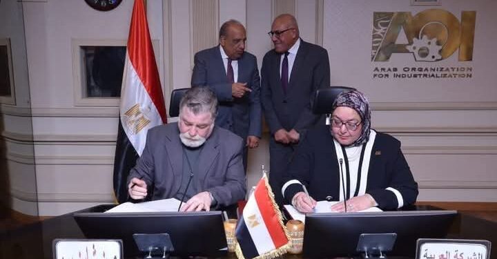 وزير الكهرباء ورئيس الهيئة العربية للتصنيع يشهدان توقيع عقد إنشاء مشروع مشترك للالواح الشمسية