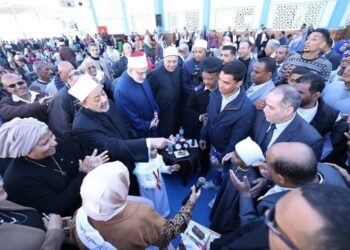 في لفتة إنسانية.. شيخ الأزهر يجبر بخاطر تلميذ أزهري 