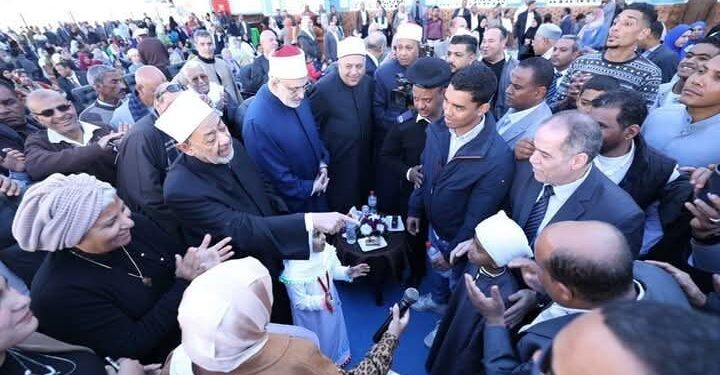 في لفتة إنسانية.. شيخ الأزهر يجبر بخاطر تلميذ أزهري 