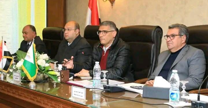 محافظ الجيزة يكلف رؤساء الأحياء والمراكز بزيادة وتيرة العمل لتنفيذ الخطة الاستثمارية