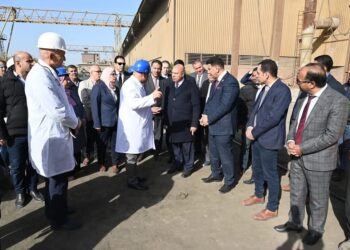 وزير الصناعة والنقل يتفقد سير العمل وخطوط الإنتاج بشركة النصر للمسبوكات ويلتقي العاملين بالشركة وسط هتافات العمال 