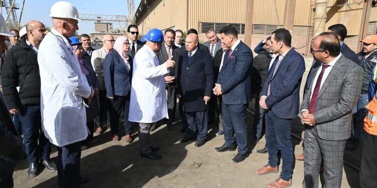 وزير الصناعة والنقل يتفقد سير العمل وخطوط الإنتاج بشركة النصر للمسبوكات ويلتقي العاملين بالشركة وسط هتافات العمال
