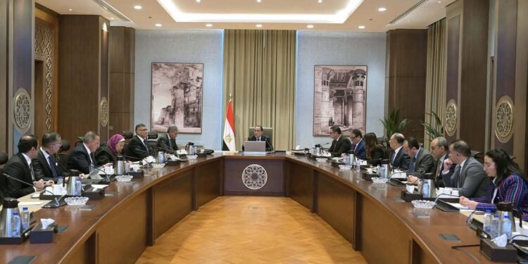 رئيس الوزراء يستعرض الفرص السياحية بالمنطقة المحيطة بهضبة الأهرام