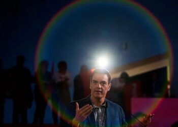 يحاصرونه من خلال عائلته.. “اليمين” يلاحق “سانشيز” بقضايا فساد