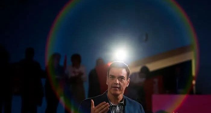 يحاصرونه من خلال عائلته.. “اليمين” يلاحق “سانشيز” بقضايا فساد