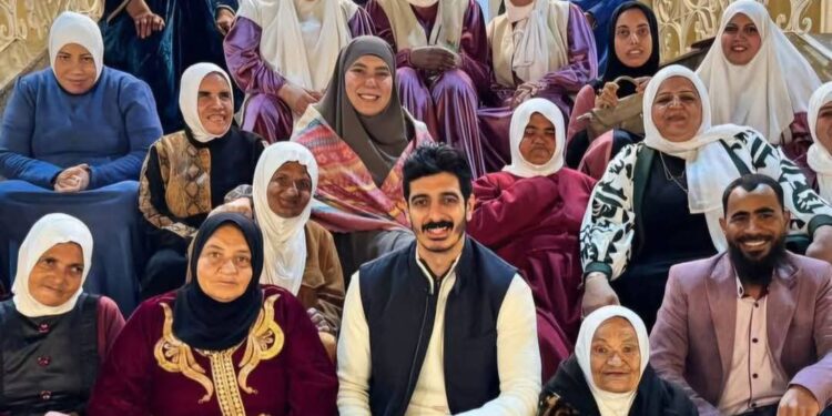 التيك توكر شاكر يزور دار “زهرة مصر” للمسنين لرسم البسمة وتقديم المساعدة