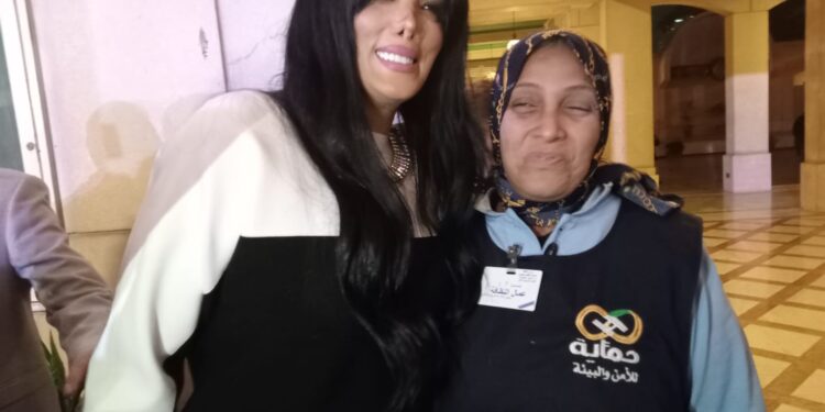 حورية فرغلي في لقطات إنسانية بمهرجان القاهرة السينمائي