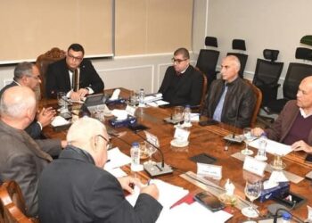 وزير الإسكان يجتمع بمسئولى أحد المكاتب الاستشارية 