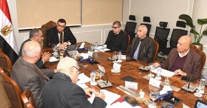 وزير الإسكان يجتمع بمسئولى أحد المكاتب الاستشارية 