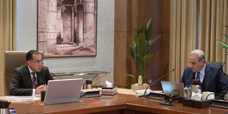 رئيس الوزراء يتابع مع محافظ الغربية الموقف التنفيذي لعدد من المشروعات التنموية والخدمية 