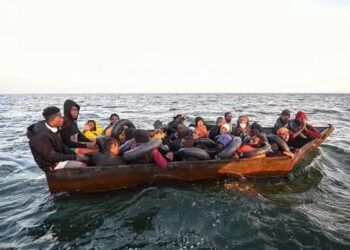 مقتل 27 مهاجرا وإنقاذ 83 بعد غرق قاربين قبالة تونس